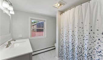 88 General Hawkins Dr, Warwick, RI 02888