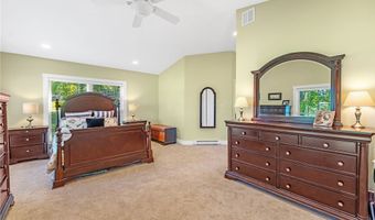 305 Hedgewood Dr, Akron, OH 44319