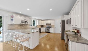 29 Weatherdeck Dr, Bourne, MA 02532