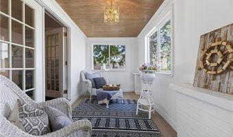 16 Courtway St, Narragansett, RI 02882