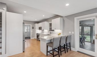 101 County Rd, Barrington, RI 02806