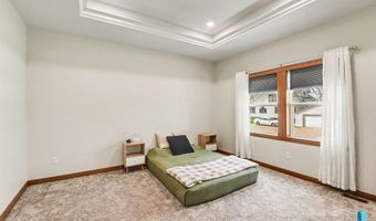 1001 S Moonlight Cir, Brandon, SD 57005