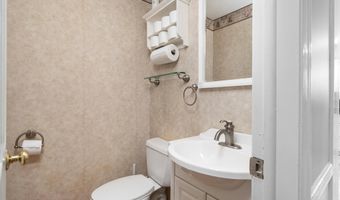 4 Twain Dr, Allentown, NJ 08501