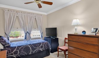 8024 GARLOT Dr, Annandale, VA 22003
