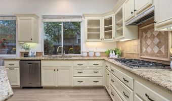 608 Inverlochy Dr, Fallbrook, CA 92028