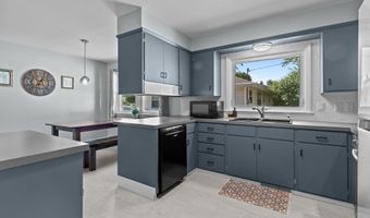 2015 E COLLEGE Ave, Appleton, WI 54915