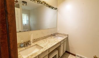610 Deep Woods Dr, Aurora, OH 44202