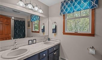 105 LYNN Cir, East Greenwich, RI 02818