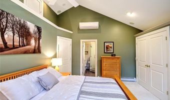 6 Kenmore Ct, Barrington, RI 02806