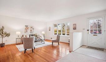 8928 CHELTONHAM Pl, Annandale, VA 22003