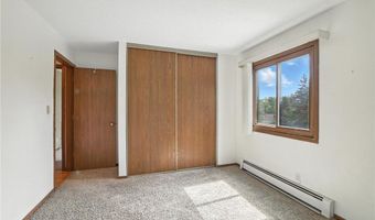 4 Pine Tree Dr 233, Arden Hills, MN 55112