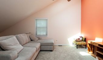 2452 E Hunter Dr, Arlington Heights, IL 60004