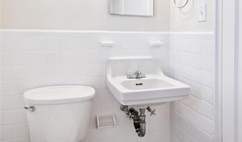 2040 N VERMONT St 105, Arlington, VA 22207