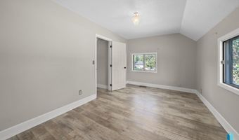 600 S 3rd St, Beresford, SD 57004