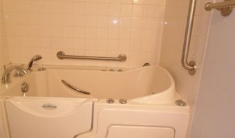 914 LAKE DESTINY Rd A, Altamonte Springs, FL 32714