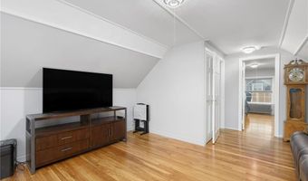 22 Franconia Dr, Cranston, RI 02920