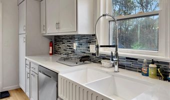 89 Narrow Ln, Charlestown, RI 02813