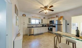 36 Dixon St, Newport, RI 02840