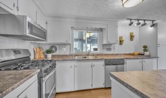31 Darling St, Acushnet, MA 02743