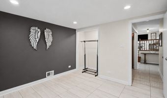219 W Appletree Ln, Arlington Heights, IL 60004
