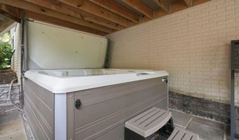 3555 N DICKERSON St, Arlington, VA 22207