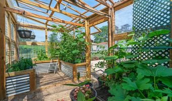 330 N Country Club Dr, Addison, IL 60101