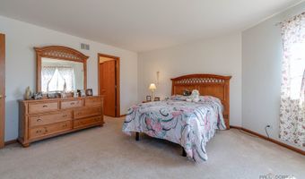 1094 Holly Dr, Antioch, IL 60002