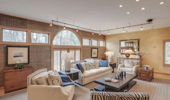 6 Williamsburg Ln, Bedford, NH 03110
