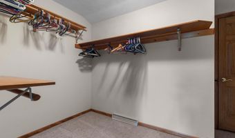 512 W ROLLING MEADOWS Ln, Appleton, WI 54913