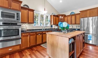 93 Kickemuit Ave, Bristol, RI 02809