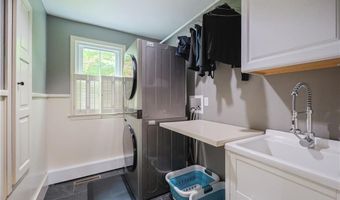 215 Adirondack Dr, East Greenwich, RI 02818