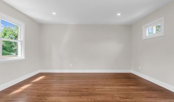 11 W Park Ave, Belford, NJ 07718