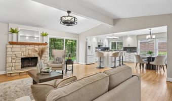 318 Algonquin Dr, Ballwin, MO 63011