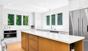 114 Rodman St, Narragansett, RI 02882