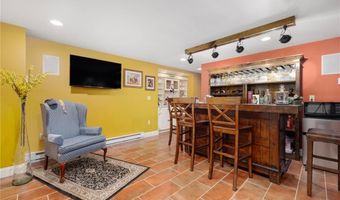 10 Honey Lou Ct, Cranston, RI 02921