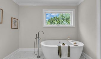 41 Avondale Ln, Aberdeen, NJ 07747