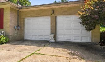1129 Oak Tree Rd, Akron, OH 44320