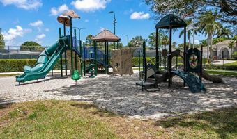 7 Atrium Cir D, Atlantis, FL 33462