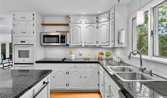 6 North Ln, Barrington, RI 02806