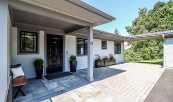 13 Kellogg St, Brookfield, CT 06804