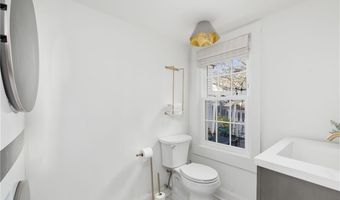 17 Old Beach Rd, Newport, RI 02840