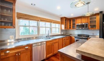 22 Young St, Newport, RI 02840