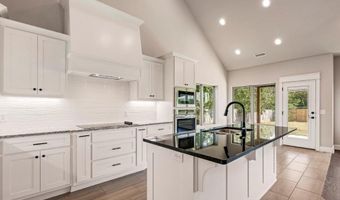 2 Hebrides Cir, Bella Vista, AR 72715