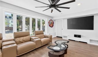 318 Farmington Ave, Cranston, RI 02920