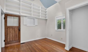 207 Pawson Rd, Branford, CT 06405