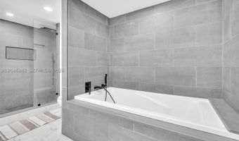 1000 W Island Blvd 1206, Aventura, FL 33160