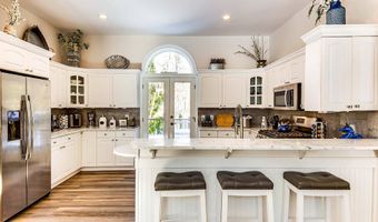16 Woodedge Cir, Amagansett, NY 11930