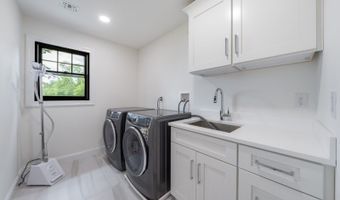 2 Buckingham Rd, Bayonne, NJ 07035
