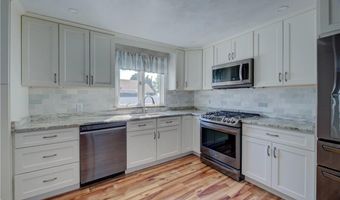 33 Spruce Ln, Bristol, RI 02809