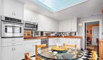 18 Ledge Rd, Newport, RI 02840